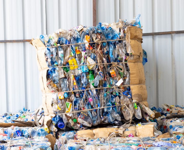 Recycling of plastics by flash services